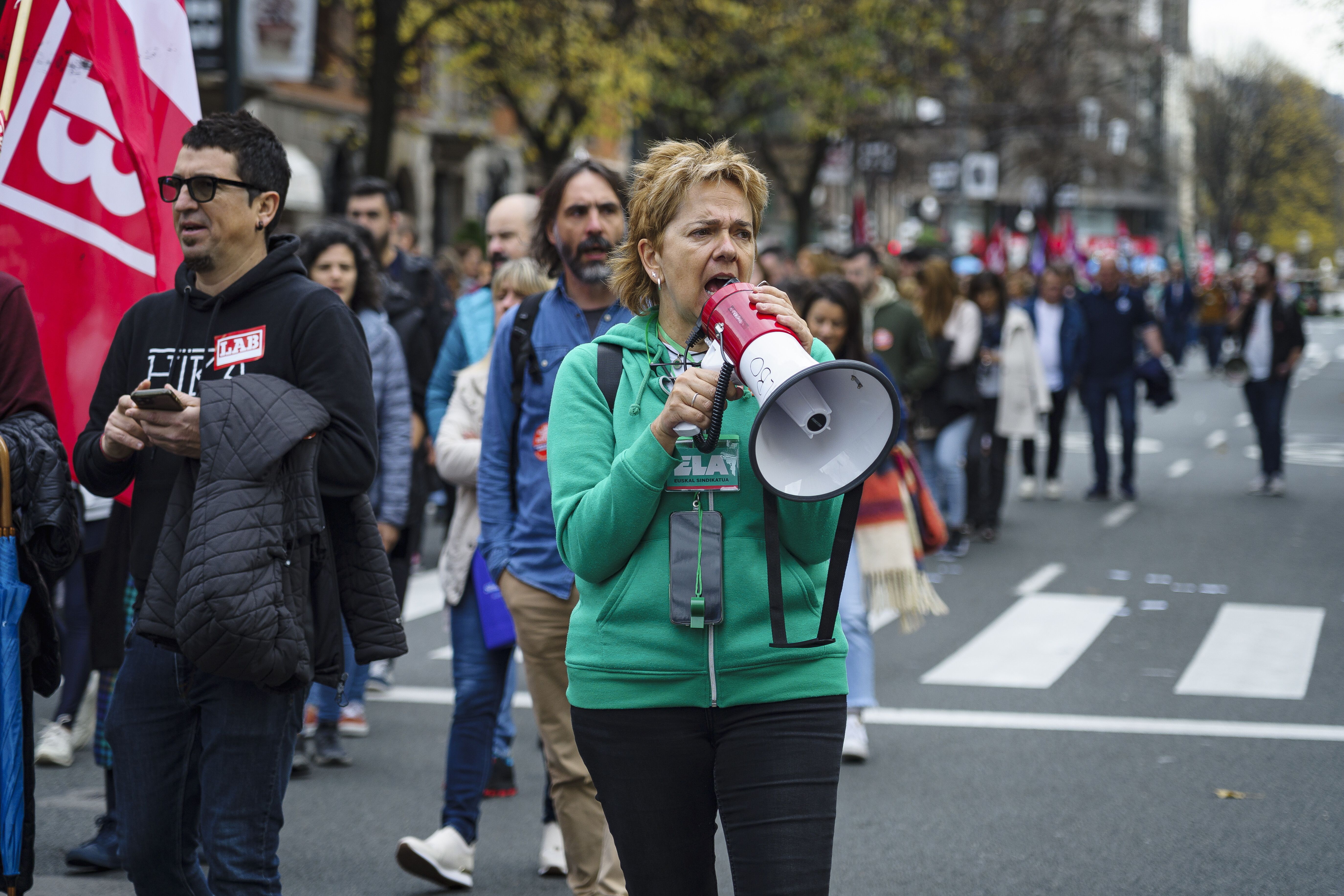 Eskola erlijiosoetako beharginak, sindikatuek deitutako protesta batean. ARITZ LOIOLA / FOKU