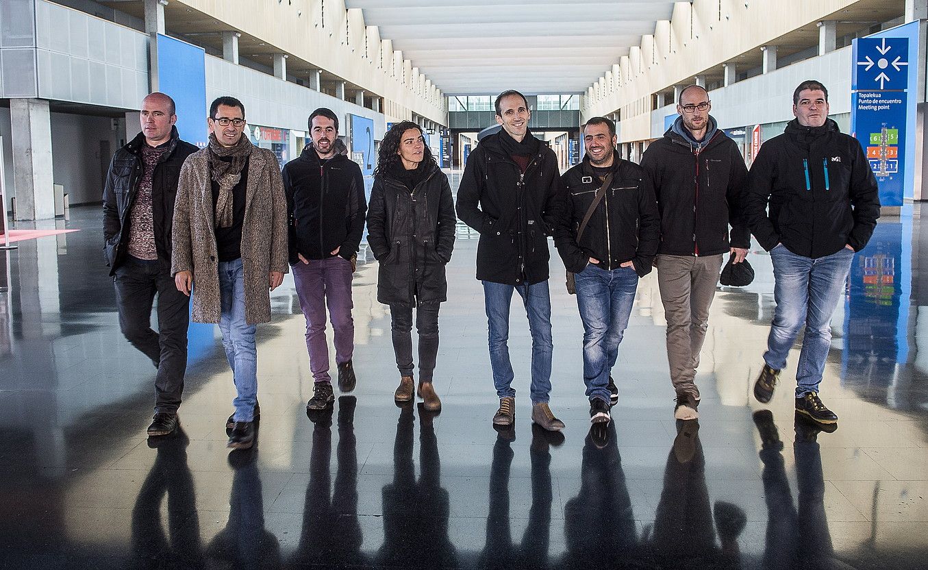 Zortzi bertsolari finalistak BECen, joan den astearteko irudi batean. LUIS JAUREGIALTZO / ARGAZKI PRESS. Zortzi bertsolari finalistak BECen, joan den astearteko irudi batean. LUIS JAUREGIALTZO / ARGAZKI PRESS.
