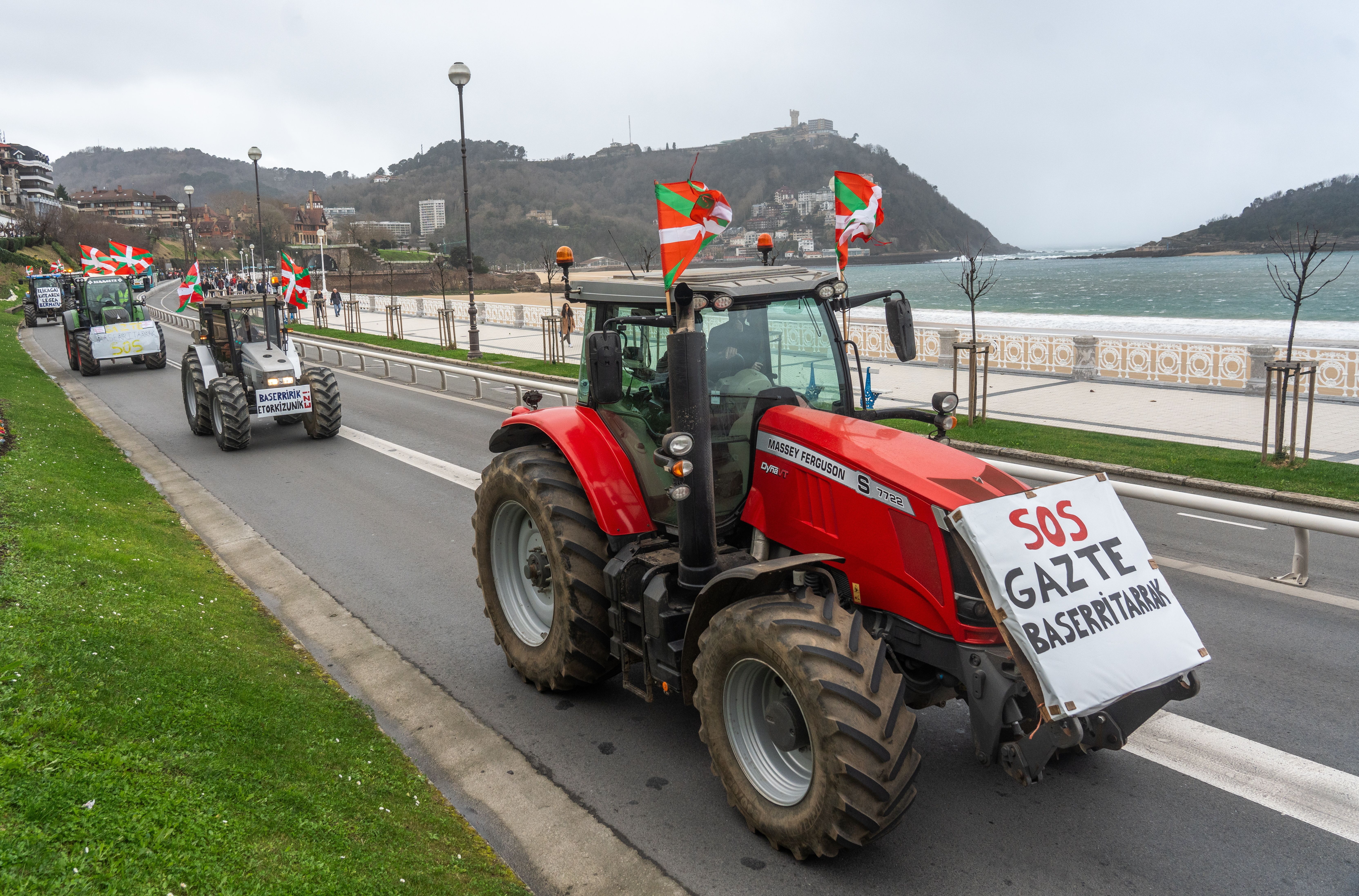 (ID_13596390) (Andoni Canellada/@FOKU) 2024-02-12, Donostia. Nekazari eta traktoreak Andoain eta Donostia artean, N-1an, irudian Ko...