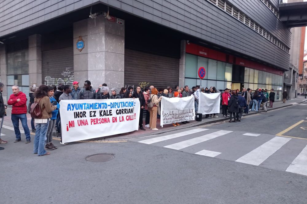 Hainbat gizarte eragilek GLUZen aurrean egindako protesta. BERRIA Hainbat gizarte eragilek GLUZen aurrean egindako protesta. BERRIA