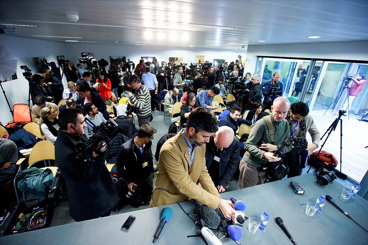 Hamaika kazetari, Carles Puigdemontek joan den urriaren 31n Bruselan egindako prentsaurrekoa hasi baino lehen. OLIVIER HOSLET / EFE.