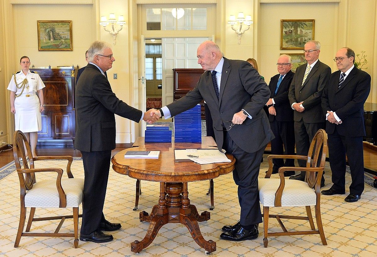 Txostena gobernuaren esku utzi zutenean, atzo, Canberran. JEREMY PIPER / EFE. Txostena gobernuaren esku utzi zutenean, atzo, Canberran. JEREMY PIPER / EFE.