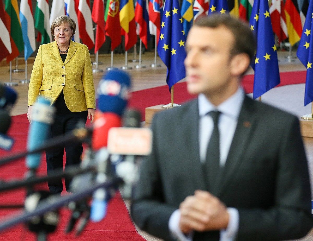 Angela Merkel Emmanuel Macronengana hurbiltzen, herenegun, Europar Kontseiluko sarreran. STEPHANIE LECOCQ / EFE.