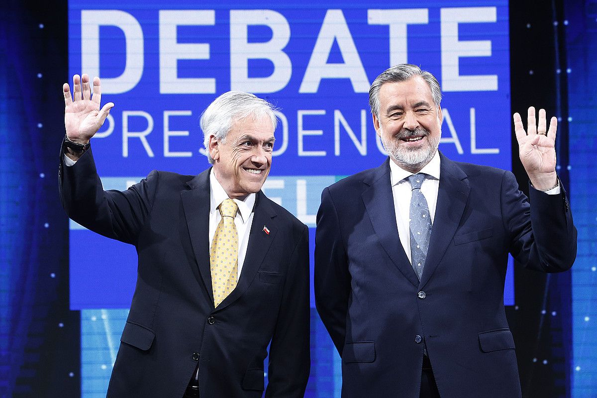 Sebastian Piñera —ezkerrean— eta Alejandro Guillier —eskuinean— hautagaiak, astelehenean eginiko eztabaidaren aurretik, Santiagon. ELVIS GONZALEZ / EFE. Sebastian Piñera —ezkerrean— eta Alejandro Guillier —eskuinean— hautagaiak, astelehenean eginiko eztabaidaren aurretik, Santiagon. ELVIS GONZALEZ / EFE.