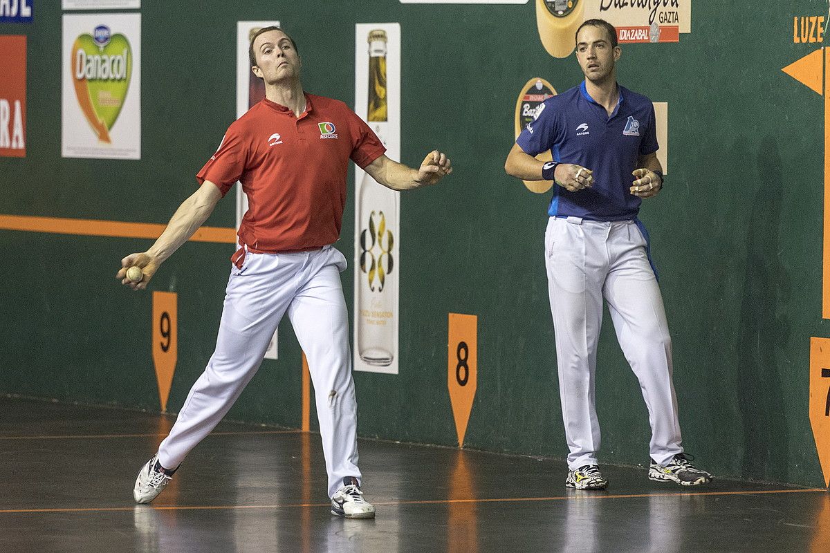 Andoni Aretxabaleta pilota astintzen, David Merinoren aurrean. JUANAN RUIZ / ARP.