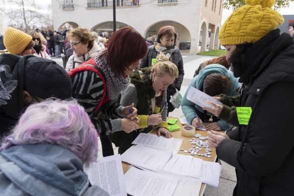 Orkoiengo Euskaltzaleak taldeko kideak sinadurak biltzen, euskararen ordenantzaalda ez dezaten. IÑIGO URIZ / FOKU