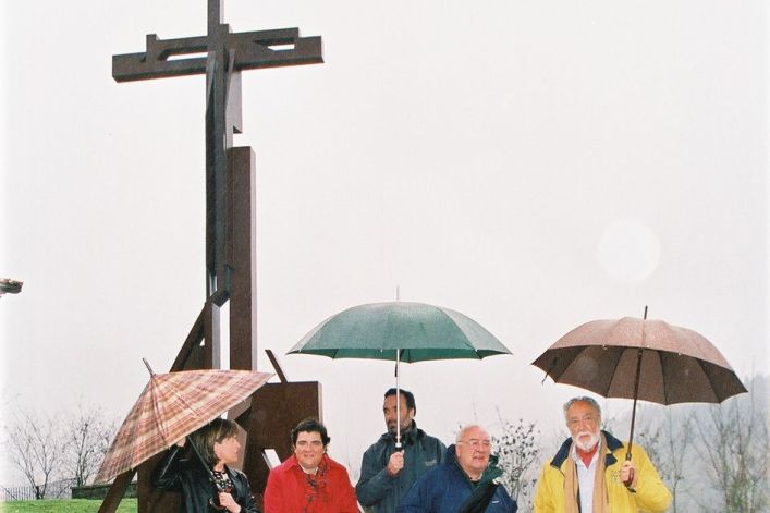 Nestor Basterretxearen Zeanuriko gurutzearen inaugurazioa, 2003an. JON URUTXURTU Nestor Basterretxearen Zeanuriko gurutzearen inaugurazioa, 2003an. JON URUTXURTU
