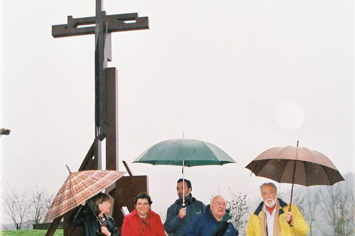 Nestor Basterretxearen Zeanuriko gurutzearen inaugurazioa, 2003an. JON URUTXURTU