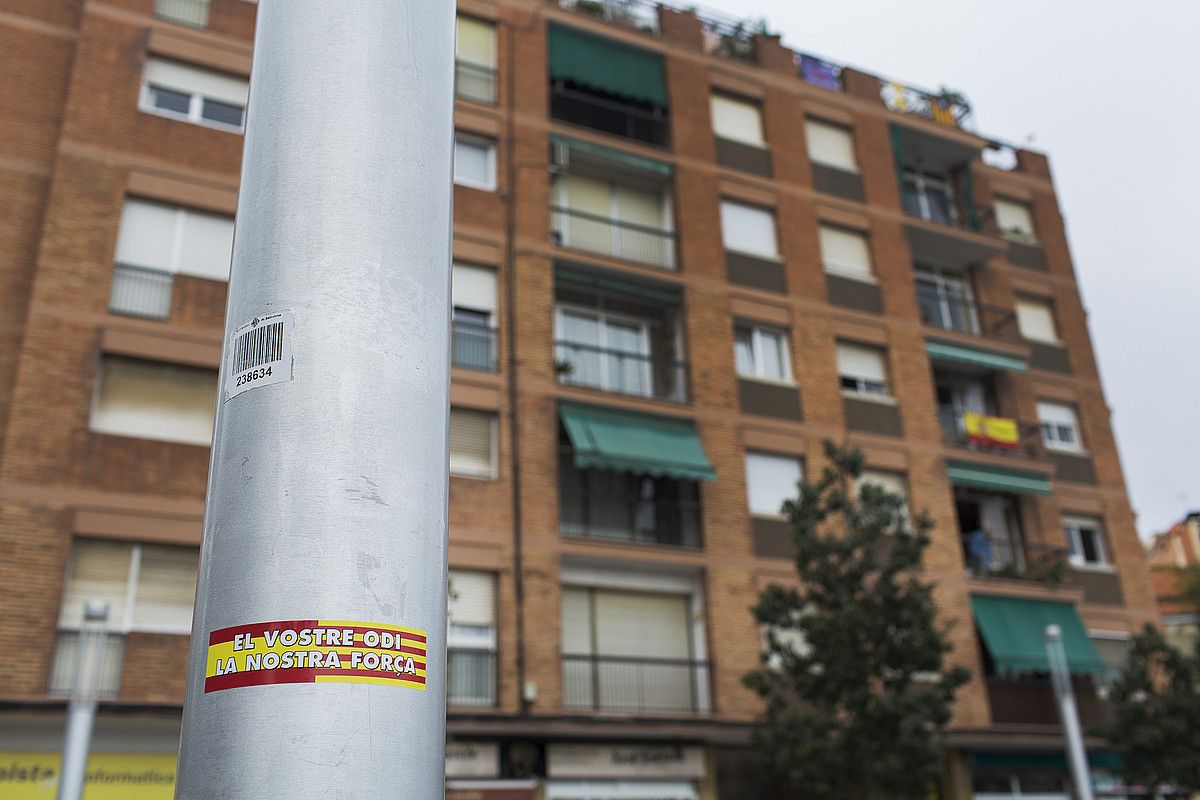 Bandera espainiarrak eta independentisten kontrako mezuak, Nou Barriseko Verdum auzoan. ORIOL CLAVERA. Bandera espainiarrak eta independentisten kontrako mezuak, Nou Barriseko Verdum auzoan. ORIOL CLAVERA.