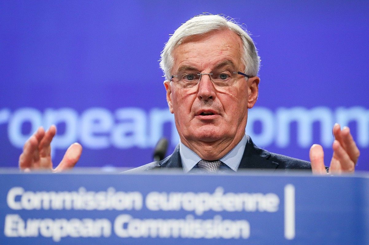 Michel Barnier Europako Batasunaren negoziatzaile burua atzo, Bruselan, azalpenak ematen. STEPHANIE LECOCQ / EFE.
