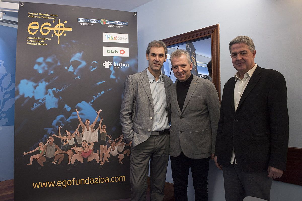 Ezker eskuin, Juan Jose Ocon, Fernando Saenz de Ugarte eta Joxean Muñoz, atzo, Donostian egindako aurkezpenean. ANDONI CANELLADA / ARGAZKI PRESS. Ezker eskuin, Juan Jose Ocon, Fernando Saenz de Ugarte eta Joxean Muñoz, atzo, Donostian egindako aurkezpenean. ANDONI CANELLADA / ARGAZKI PRESS.