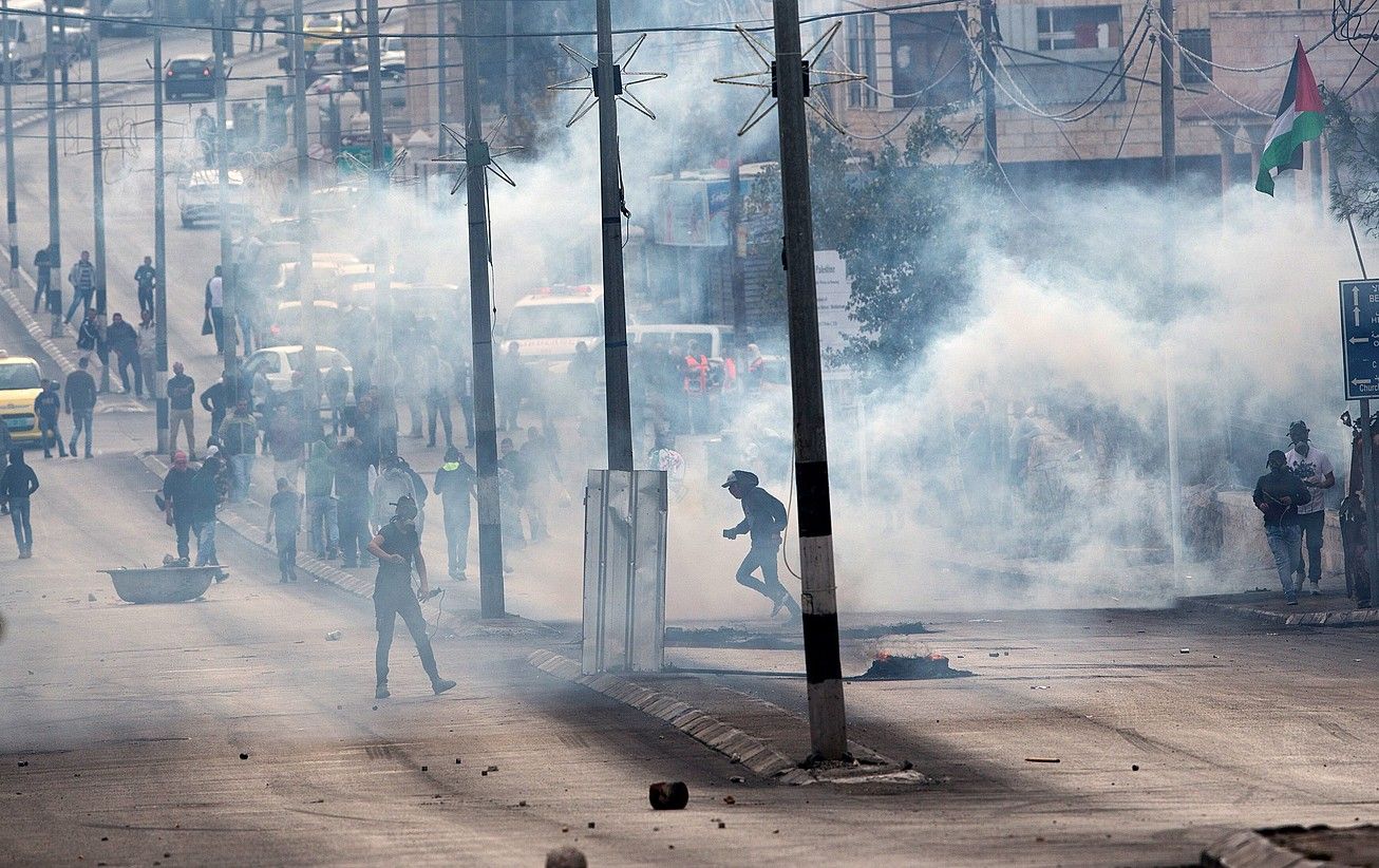 Palestinarrak Israelgo polizien aurrean protestan, atzo, Belenen. ATEF SAFADI / EFE.