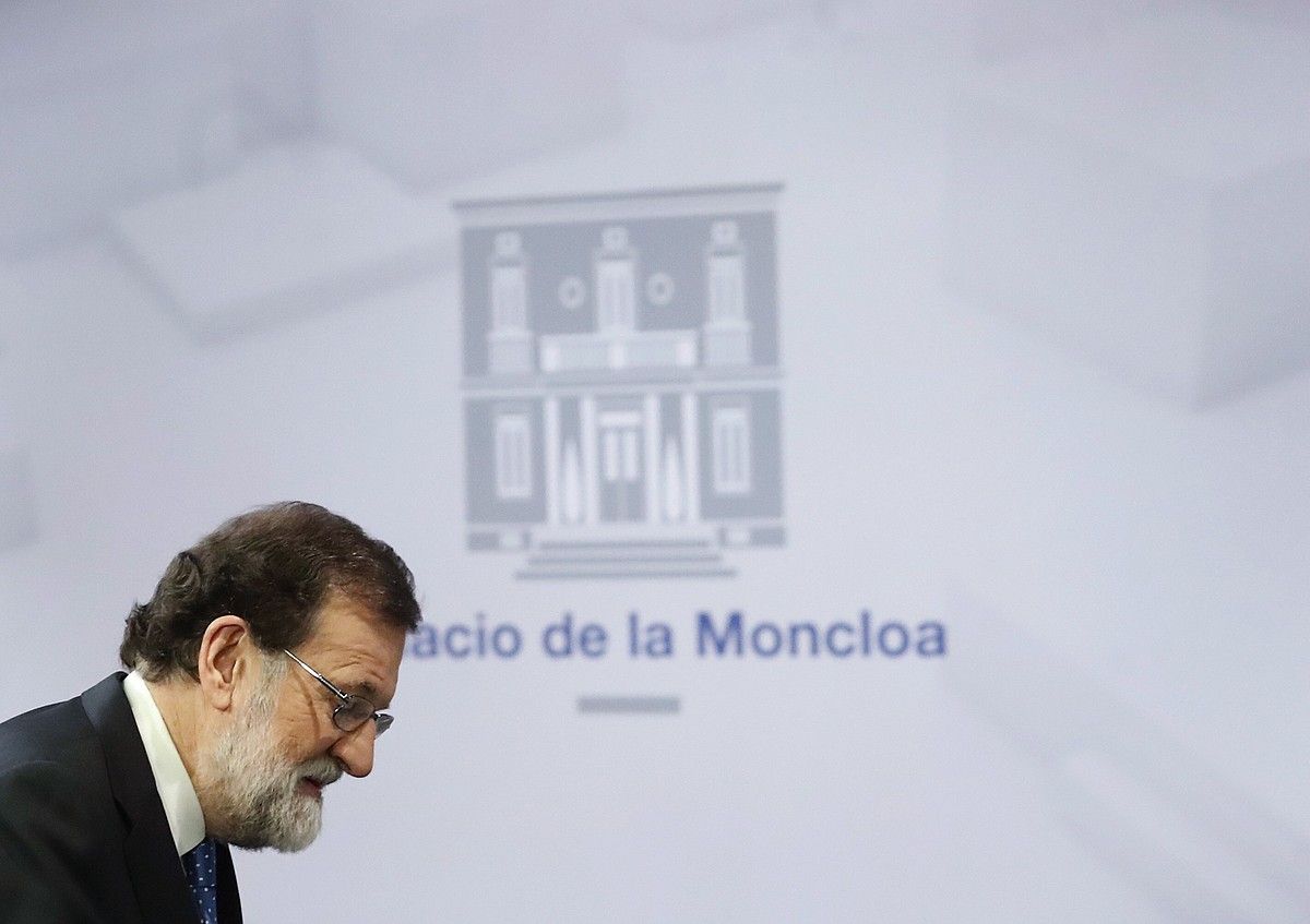 Mariano Rajoy Espainiako presidentea, atzo, Madrilen, Kataluniako bozen emaitzak baloratu aurretik. JAVIER LIZON / EFE. Mariano Rajoy Espainiako presidentea, atzo, Madrilen, Kataluniako bozen emaitzak baloratu aurretik. JAVIER LIZON / EFE.