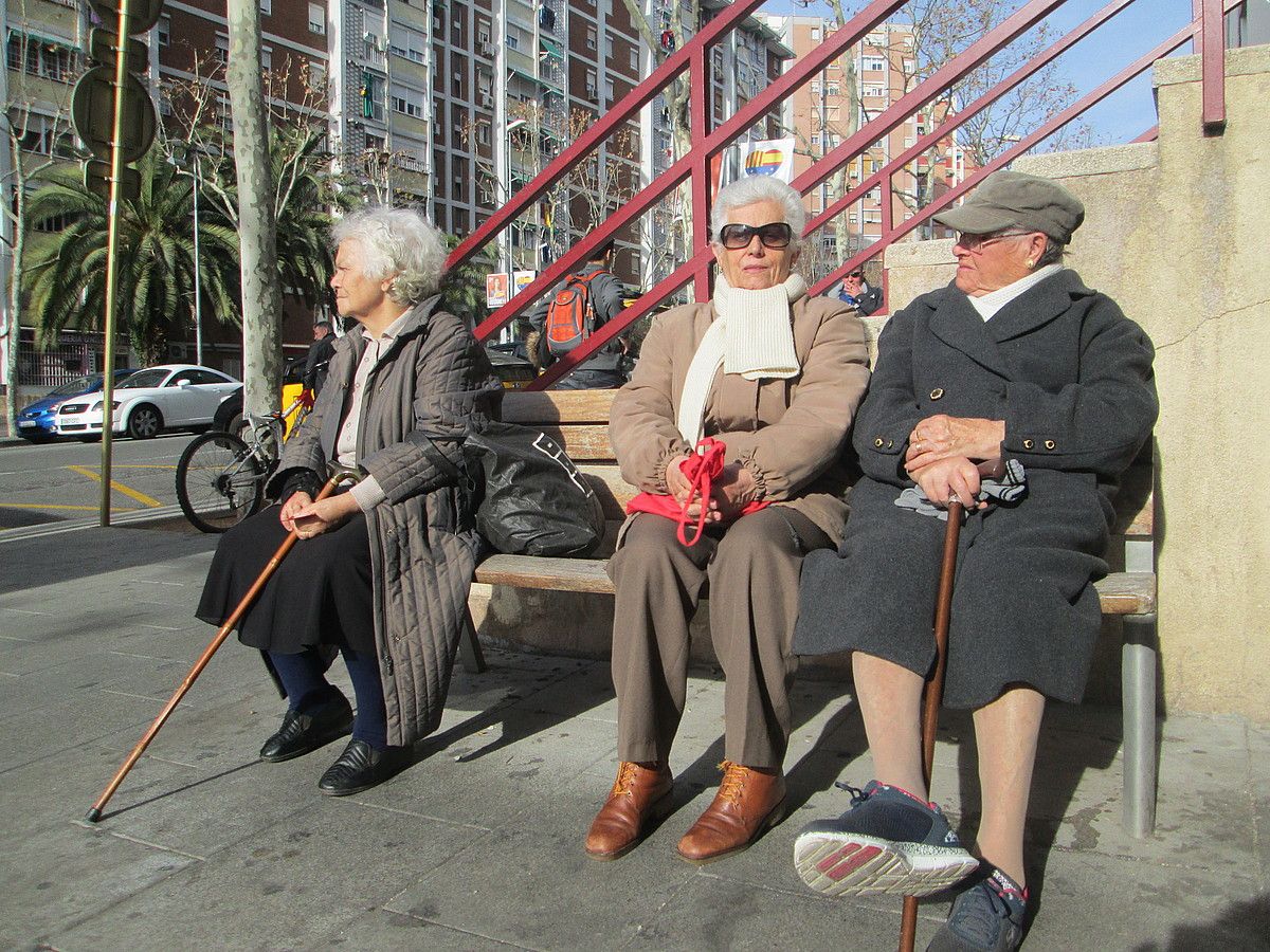 Josefina, Paqui eta Antonia, atzo, Cornellako banku batean eserita. IGOR SUSAETA. Josefina, Paqui eta Antonia, atzo, Cornellako banku batean eserita. IGOR SUSAETA.