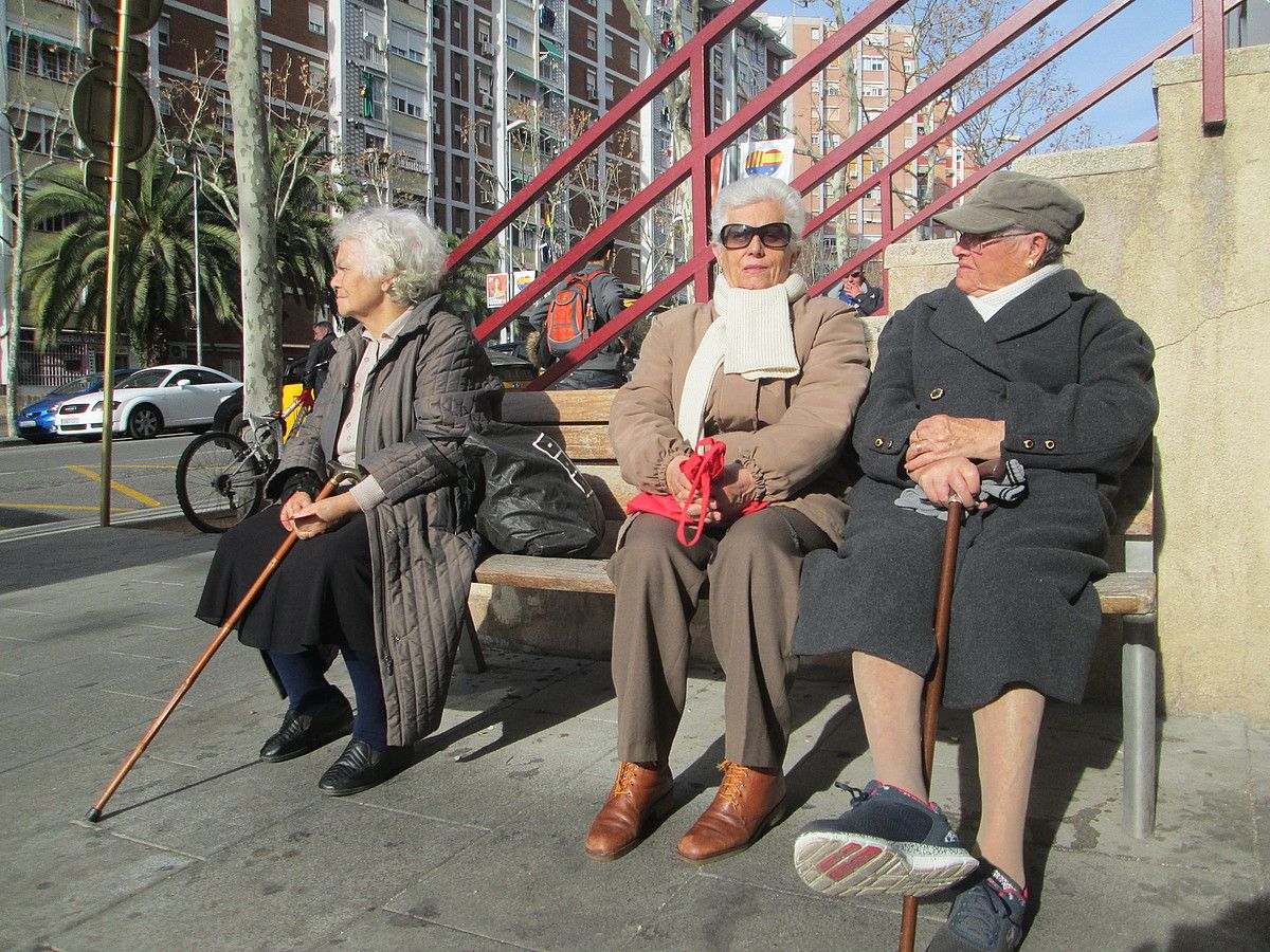 Josefina, Paqui eta Antonia, atzo, Cornellako banku batean eserita. IGOR SUSAETA.