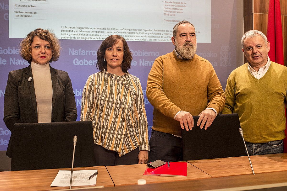 Maria Camino Barcenilla, Ana Herrera, Fernando Perez eta Jose Vicente Urabaien, atzo, Kultura Plan Estrategikoa aurkezten. LANDER ARROIABE OLAORTUA / ARGAZKI PRESS.