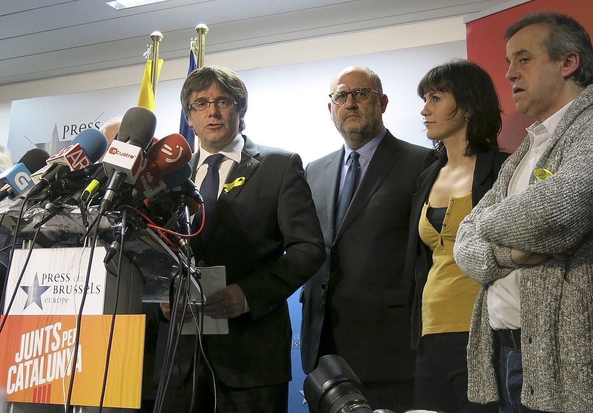 Carles Puigdemont Junts PerCatalunyako hautagaitzako kideekin, atzo, Bruselan. MARTA MERINO GOMEZ / EFE. Carles Puigdemont Junts PerCatalunyako hautagaitzako kideekin, atzo, Bruselan. MARTA MERINO GOMEZ / EFE.