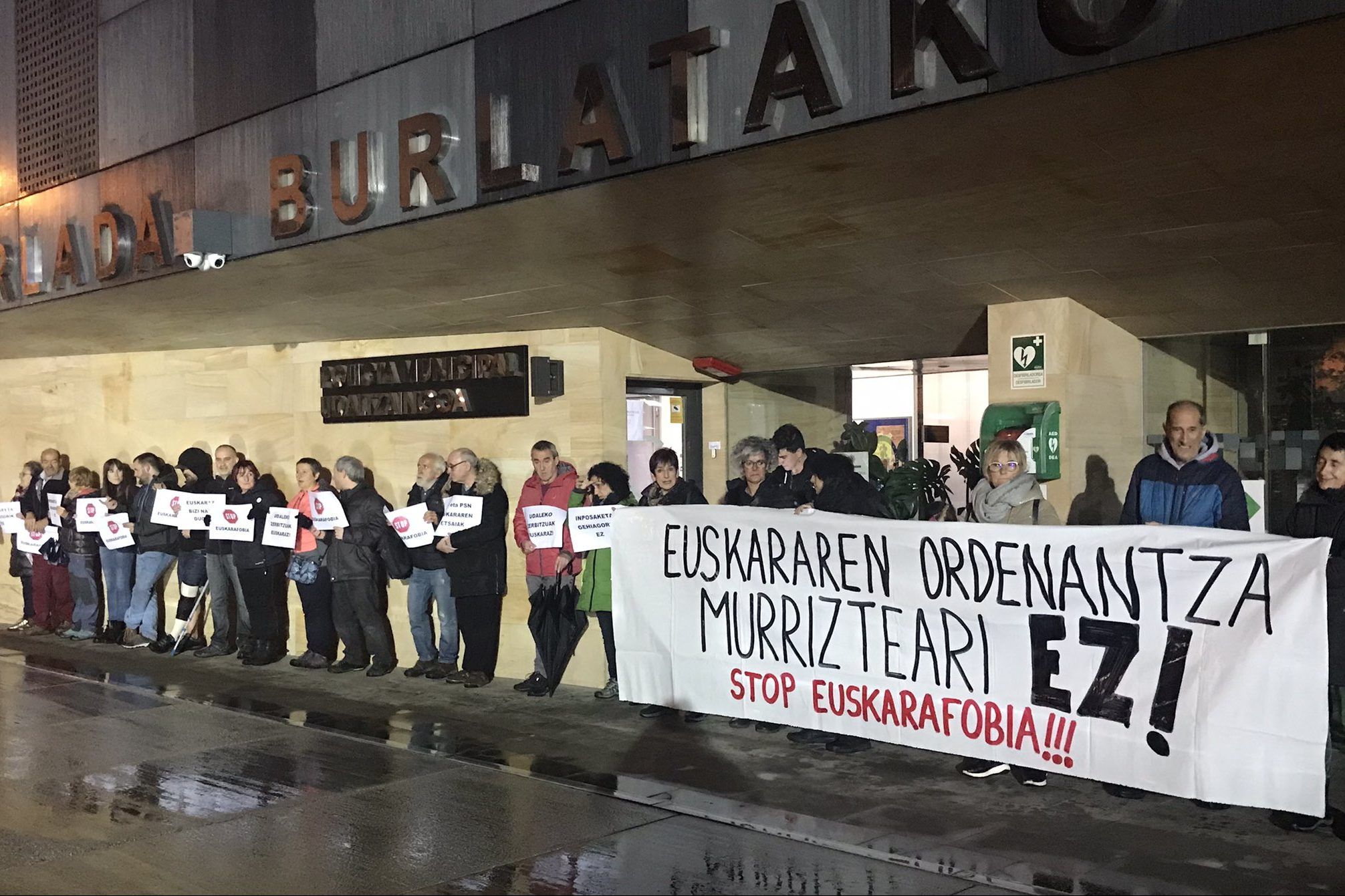 Euskararen Ordenantza berriaren aurkako protesta Burlatan