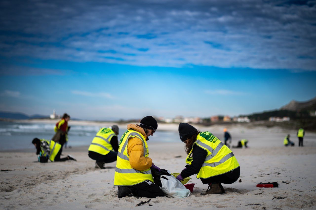 Ecoloxistas en Accionek antolaturiko plastikozko bolatxoen garbiketa bat, joan den urtarrilaren 12an, Lariñoko hondartzan, Galizian. ECOLOXISTAS EN ACCION