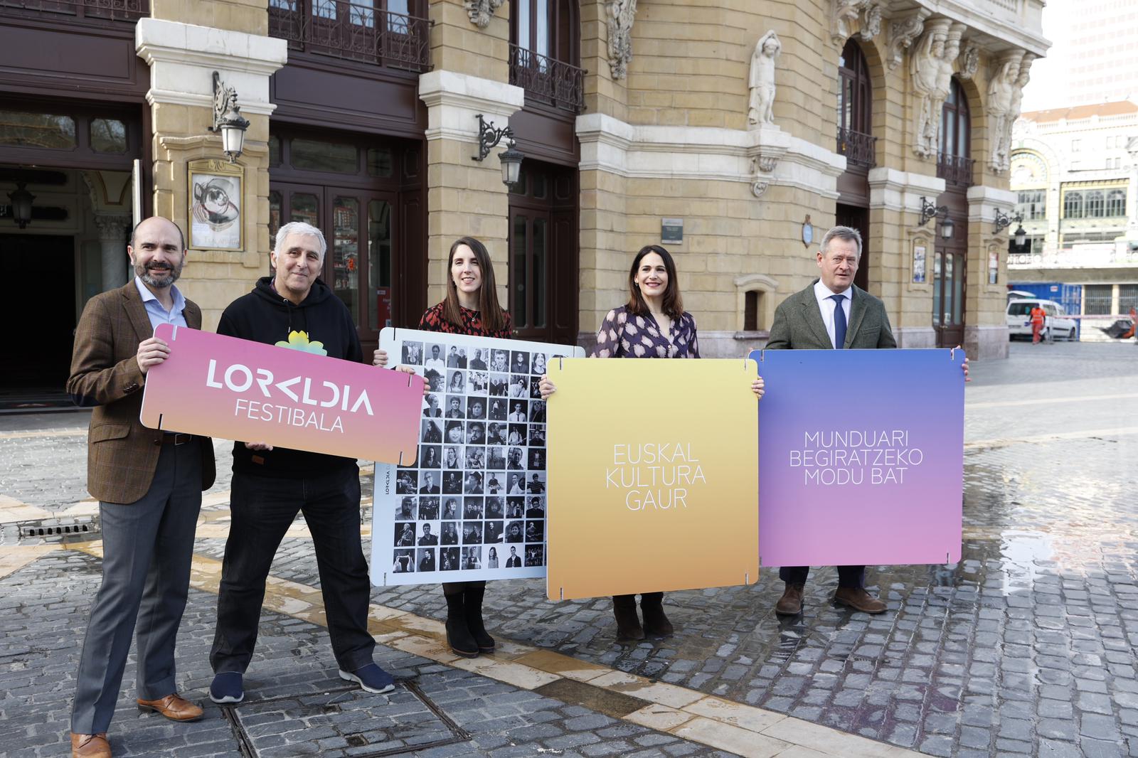 Loraldia jaialdiaren antoaltzaileak Eusko Jaurlaritzako, Bizkaiko Aldundiko eta Bilboko Udaleko ordezkariekin, gaur, Bilbon. LORALDIA