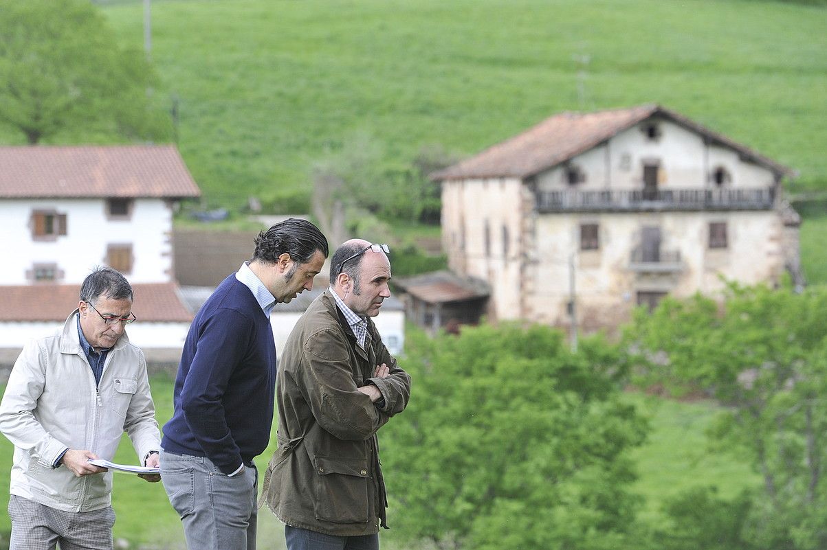 Manu Aierdi lehendakariordea eta Palacio de Arozteguia SL enpresako burua, Lekarozen, iaz eginiko bisitaldian. IDOIA ZABALETA / ARGAZKI PRESS.