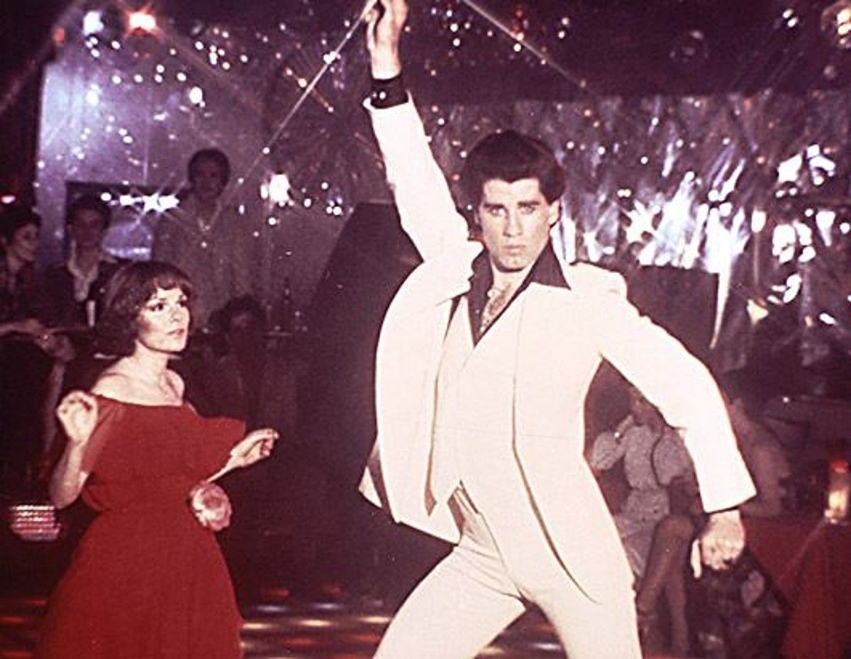 John Travolta aktorea, Saturday Night Fever filmeko Tony Manero pertsonaiaren rolean. BERRIA.