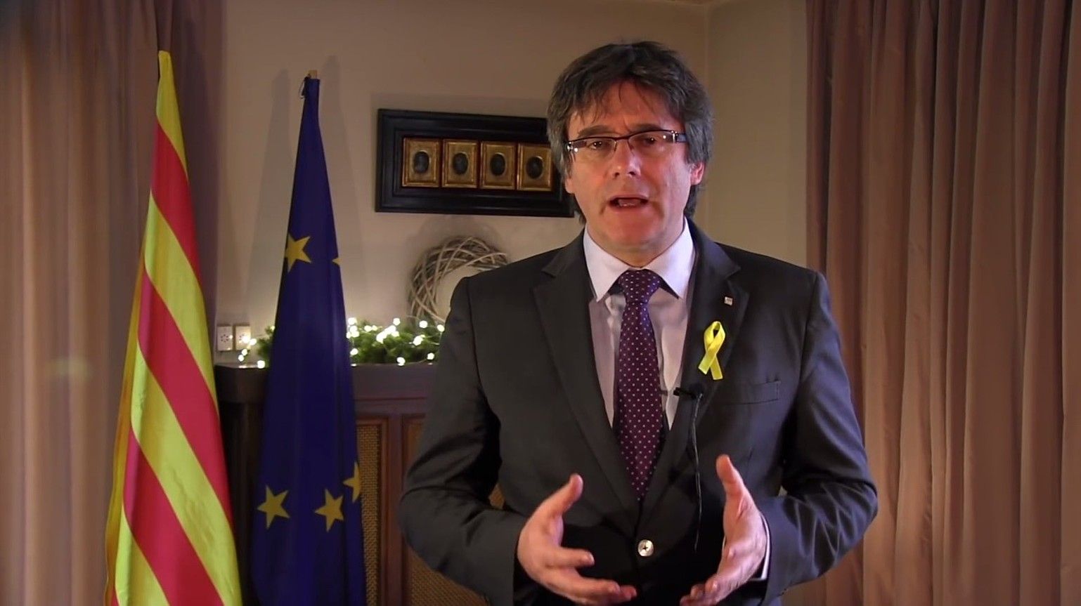 Carles Puigdemontek Kataluniako presidente gisa atzo Bruselatik egin zuen urte bukaerako mezu instituzionalaren irudi bat. BERRIA. Carles Puigdemontek Kataluniako presidente gisa atzo Bruselatik egin zuen urte bukaerako mezu instituzionalaren irudi bat. BERRIA.