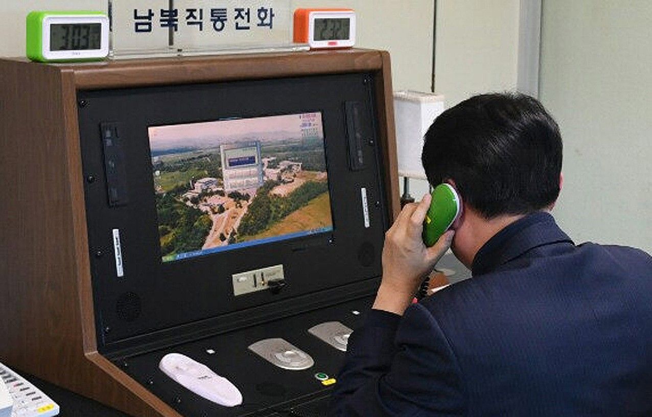 Hego Koreako funtzionario bat Ipar Korearako komunikazio linea probatzen, atzo, Panmunjom herrian. EFE.