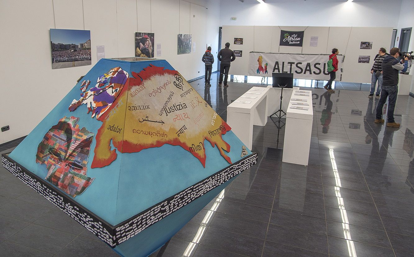 Altsasuko Iortia kultur gunean egin zuten agerraldia, erakusketaren aretoan bertan. ANDONI CANELLADA / ARGAZKI PRESS. Altsasuko Iortia kultur gunean egin zuten agerraldia, erakusketaren aretoan bertan. ANDONI CANELLADA / ARGAZKI PRESS.
