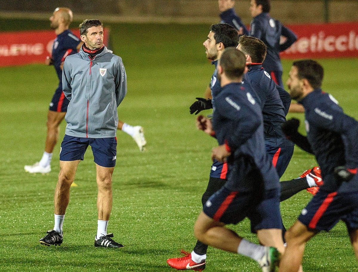 Jose Angel Ziganda, entrenamendu bat zuzentzen, Lezamako kirol instalazioetan. JAVIER ZORRILLA / EFE.