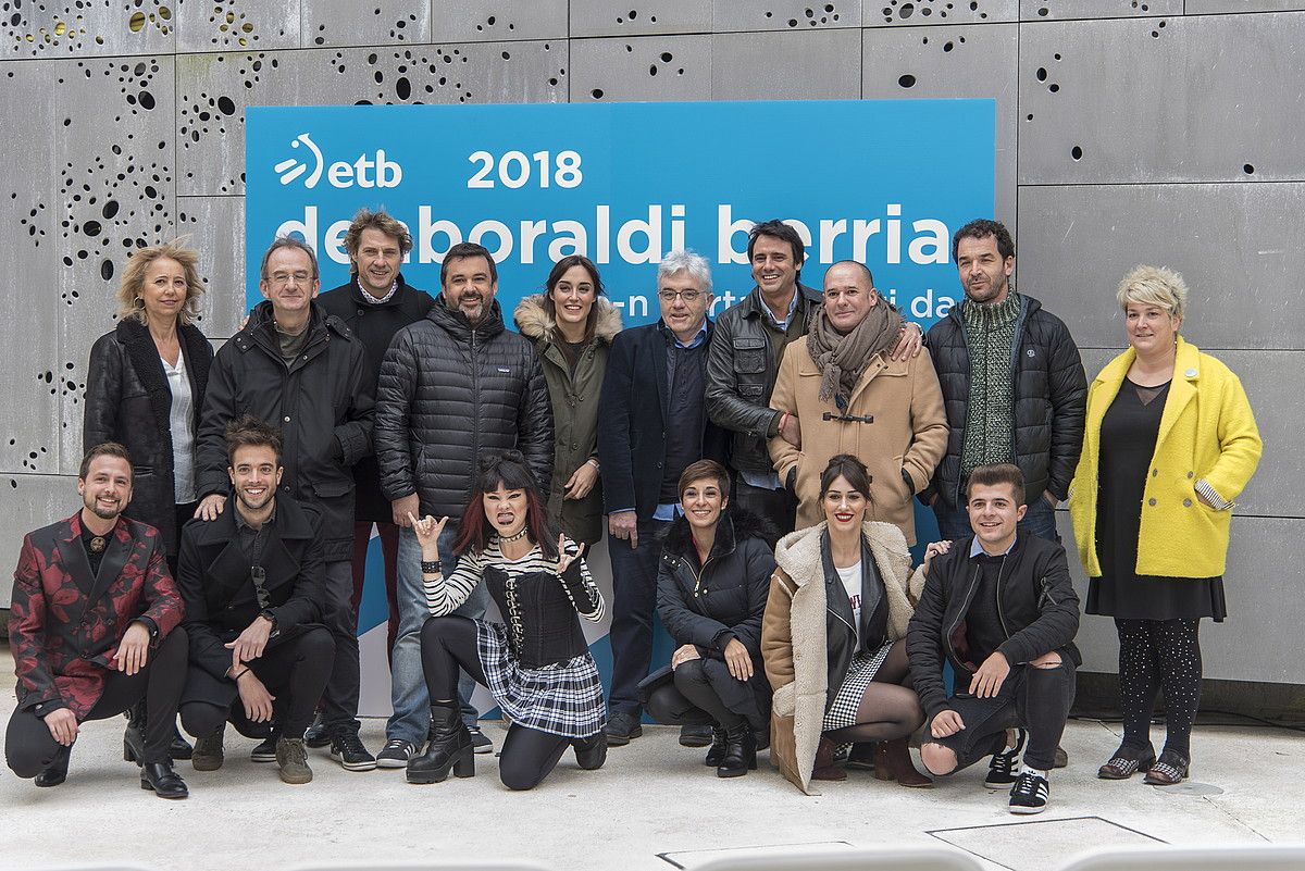 ETBko aurkezleak eta arduradunak 2018ko programazioaren aurkezpenean, atzo, Donostian. ANDONI CANELLADA / ARP. ETBko aurkezleak eta arduradunak 2018ko programazioaren aurkezpenean, atzo, Donostian. ANDONI CANELLADA / ARP.