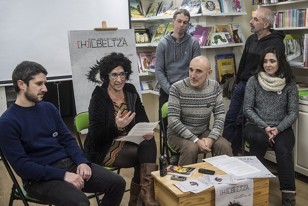 (H)ilbeltzaren antolatzaileek atzo arratsaldean aurkeztu zuten jaialdia, Iruñean eginiko agerraldi batean. JAGOBA MANTEROLA / ARGAZKI PRESS. (H)ilbeltzaren antolatzaileek atzo arratsaldean aurkeztu zuten jaialdia, Iruñean eginiko agerraldi batean. JAGOBA MANTEROLA / ARGAZKI PRESS.