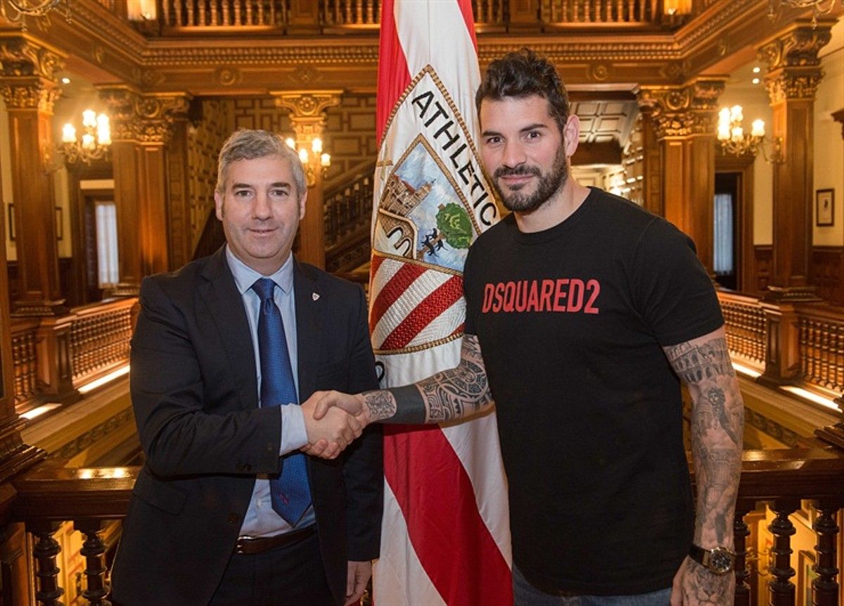 Josu Urrutia eta Iago Herrerin, elkarri bostekoa ematen, atzo. ATHLETIC.