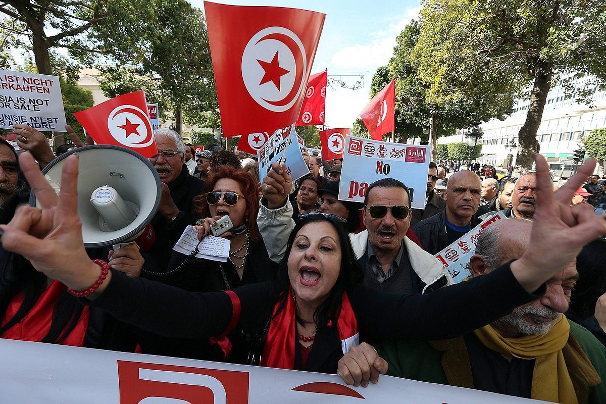 Tunisiako herritarrak protestan, Tunis hiriburuan, artxiboko irudi batean. MOHAMED MESSARA / EFE. Tunisiako herritarrak protestan, Tunis hiriburuan, artxiboko irudi batean. MOHAMED MESSARA / EFE.
