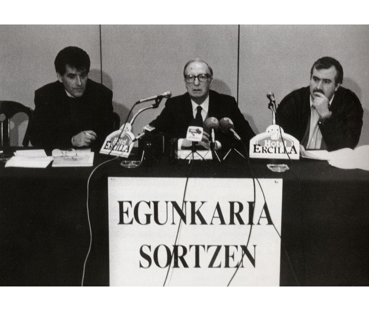 Eskuinean, Euskaldunon Egunkaria proiektuaren aurkezpenean, 1990eko apirilean, Bilbon, Joan Mari Torrealdairekin eta Martin Ugalderekin. BERRIA.