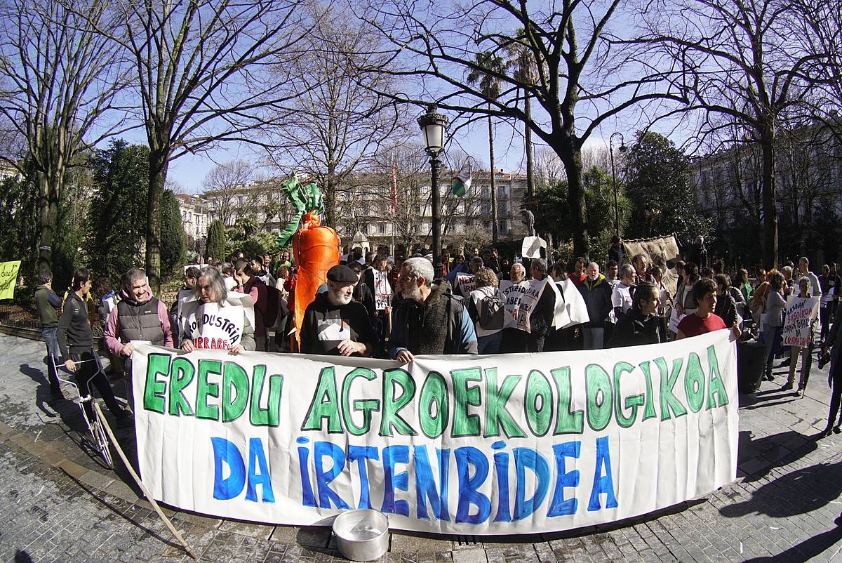 Nekazaritza agroekologikoaren aldeko mobilizazioa, gaur, Donostian. GORKA RUBIO / FOKU