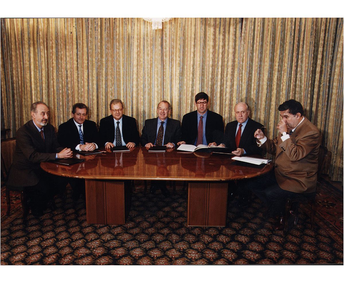 Ajuriaeneko Mahaiaren bilera, 1998ko urtarrilean, itunak hamar urte bete zituenean:Alfredo Marco Tabar (CDS), Inaxio Oliveri (EA), Txiki Benegas (PSE), Jose Antonio Ardanza (Jaurlaritzako lehendakaria), Kepa Aulestia (EE), Xabier Arzalluz (EAJ) eta Julen Gimon (AP). BERRIA.