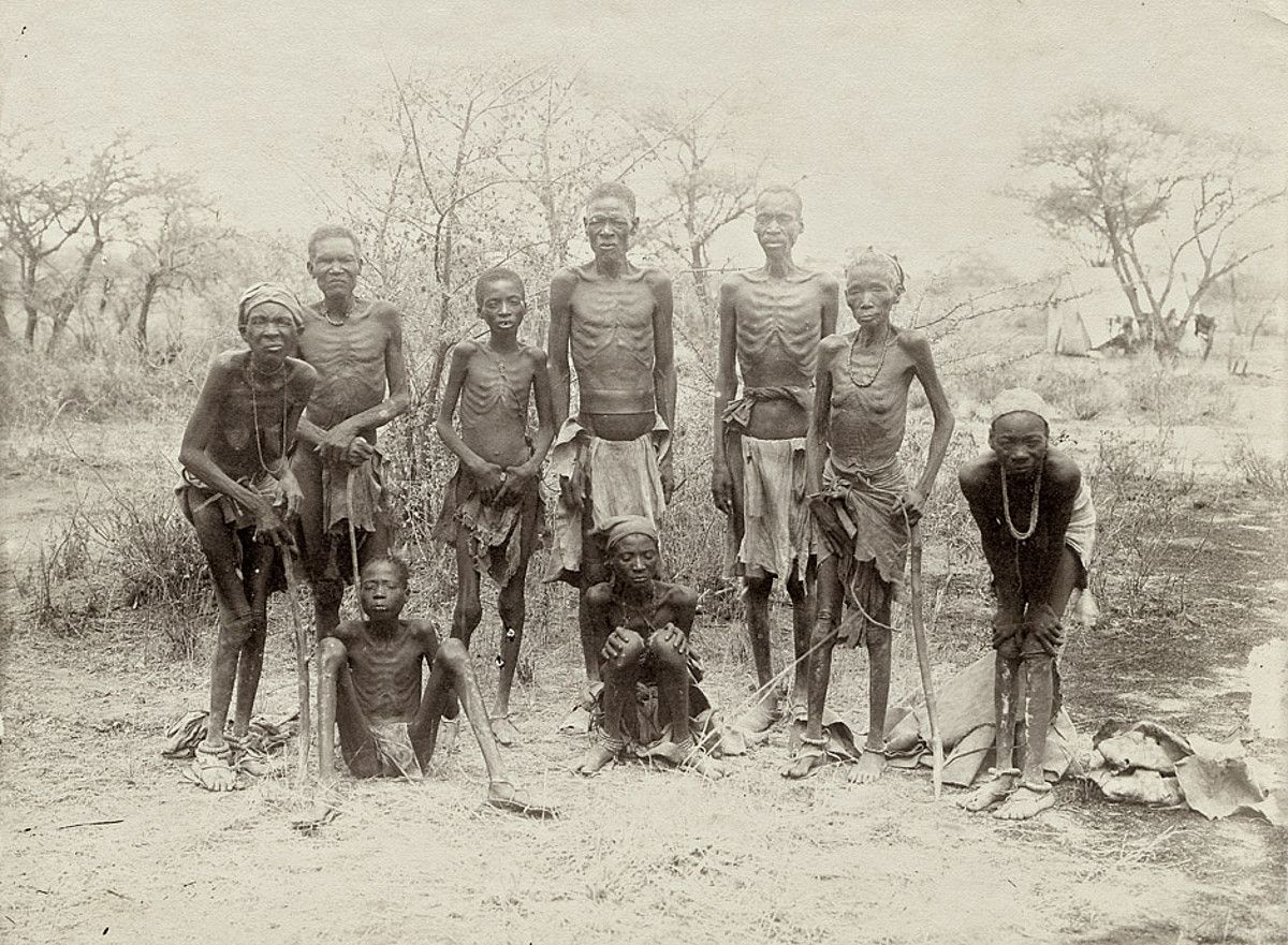 Herero herriko hainbat kide, Omahekeko desertuan zehar ihes egin ostean, egungo Namibian. BERRIA.