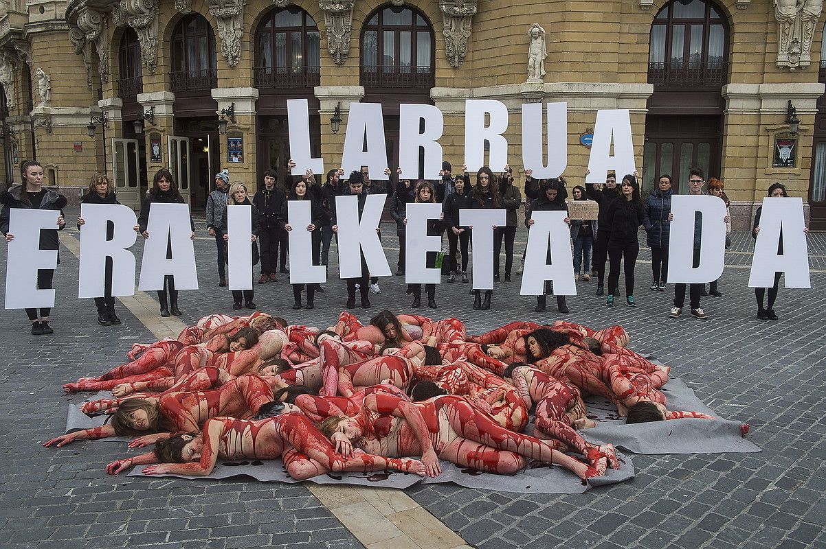 Termometroak 11 gradu markatzen zuen arren, hogeiren bat pertsona biluztu ziren. LUIS JAUREGIALTZO / ARGAZKI PRESS.