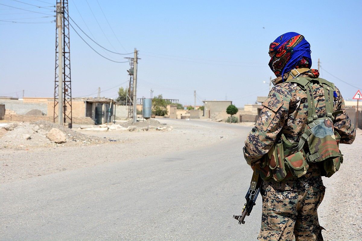 SDF Siriako Indar Demokratikoetako miliziano bat Raqqan, iazko ekainean. YOUSSEF RABIE YOUSSEF / EFE.
