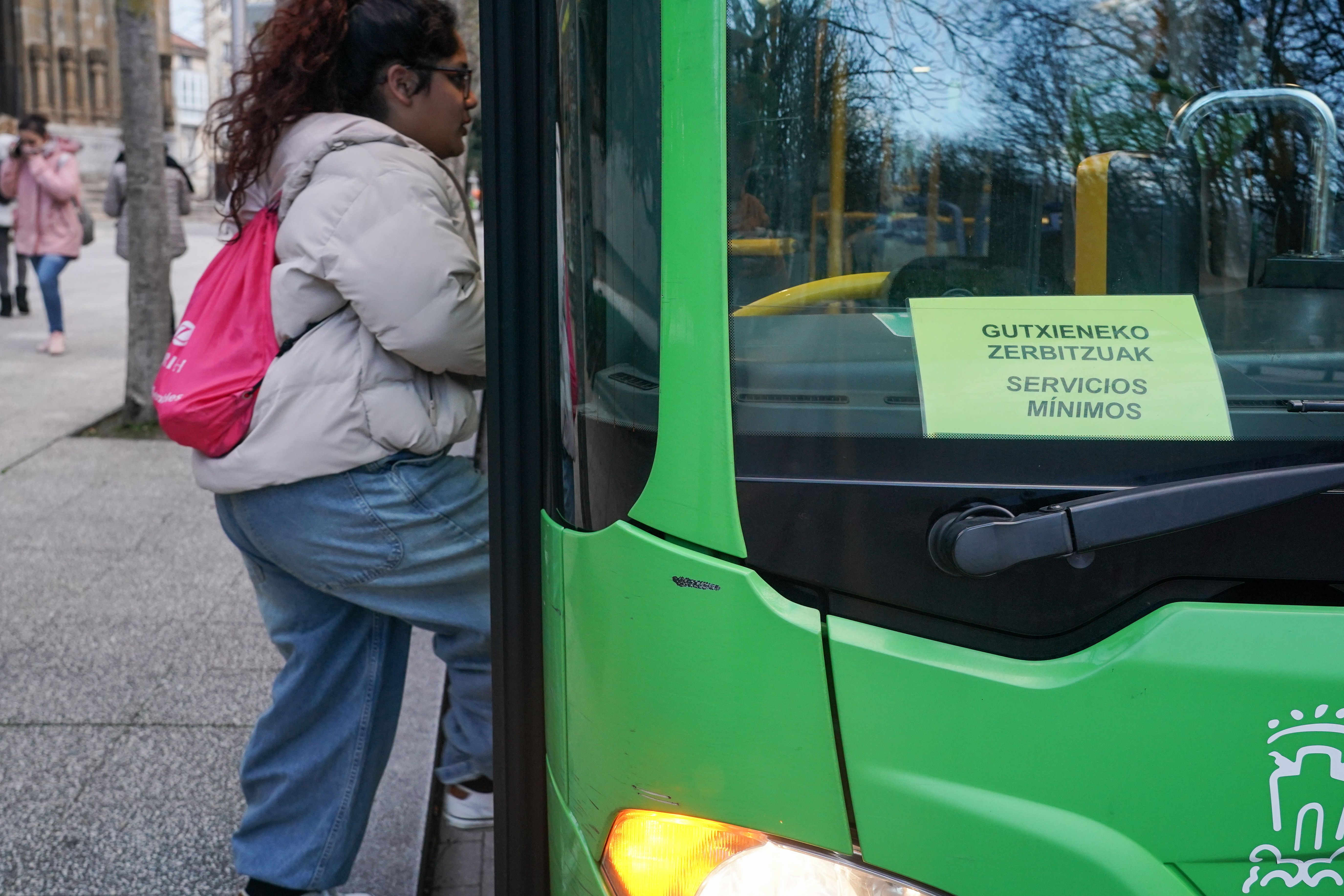 (ID_13595387) (Endika Portillo/@FOKU) 2024-02-12, Gasteiz. Tuvisako langileen greba, markesinak, jendea zai  12-02-2024, Vitoria