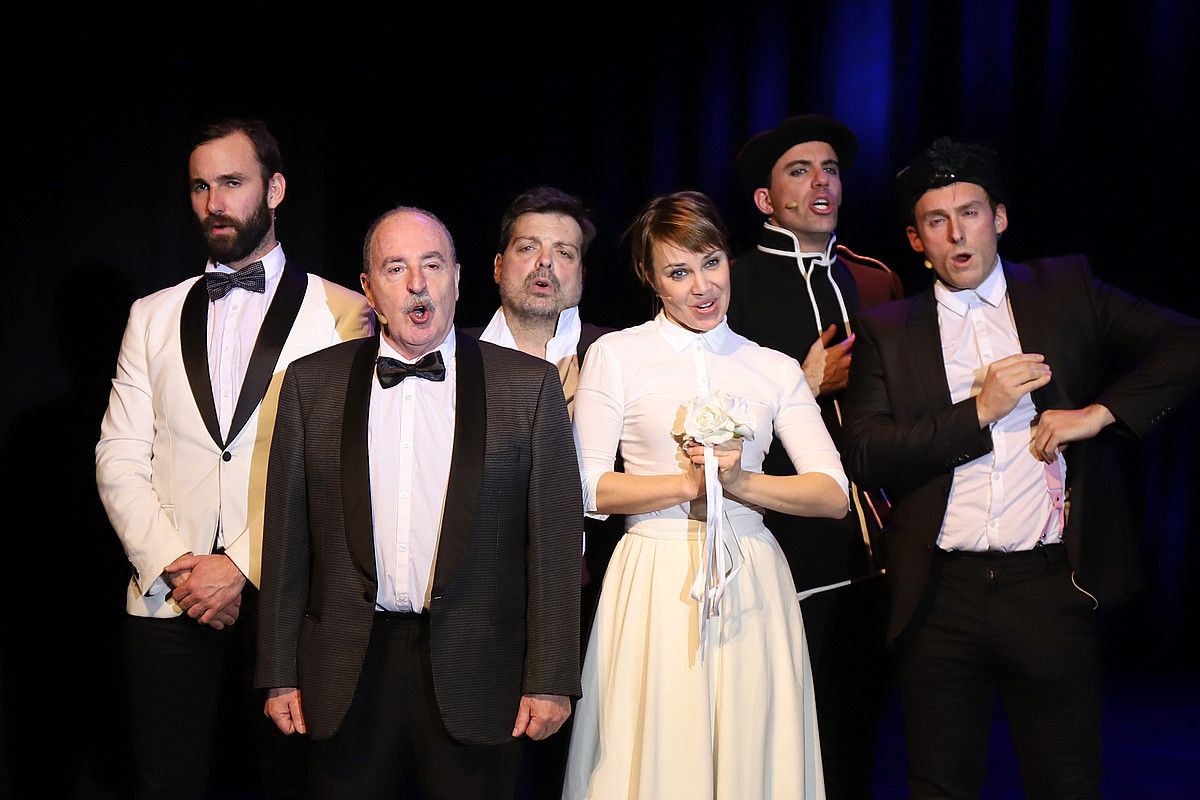 Sei aktorek parte hartzen dute Txarriboda antzezlanean, eta rol bat baino gehiago jokatzen du bakoitzak. Irudian, ezkerretik eskuinera, Iñigo Aranbarri, Patxi Gonzalez, Juanjo Otero, Sandra Fernandez Agirre, Kepa Errasti eta Iñaki Maruri, joan den astelehenean, Errenterian eginiko entsegu batean. MAIALEN ANDRES / ARP. Sei aktorek parte hartzen dute Txarriboda antzezlanean, eta rol bat baino gehiago jokatzen du bakoitzak. Irudian, ezkerretik eskuinera, Iñigo Aranbarri, Patxi Gonzalez, Juanjo Otero, Sandra Fernandez Agirre, Kepa Errasti eta Iñaki Maruri, joan den astelehenean, Errenterian eginiko entsegu batean. MAIALEN ANDRES / ARP.