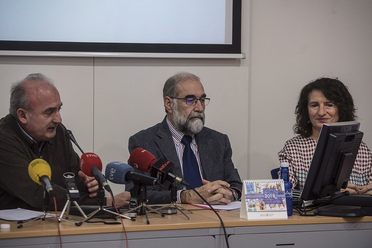 Fernando Dominguez, Maria Jose Perez eta Iñaki Moreno, atzoko prentsaurrekoan. JAGOBA MANTEROLA / ARP.