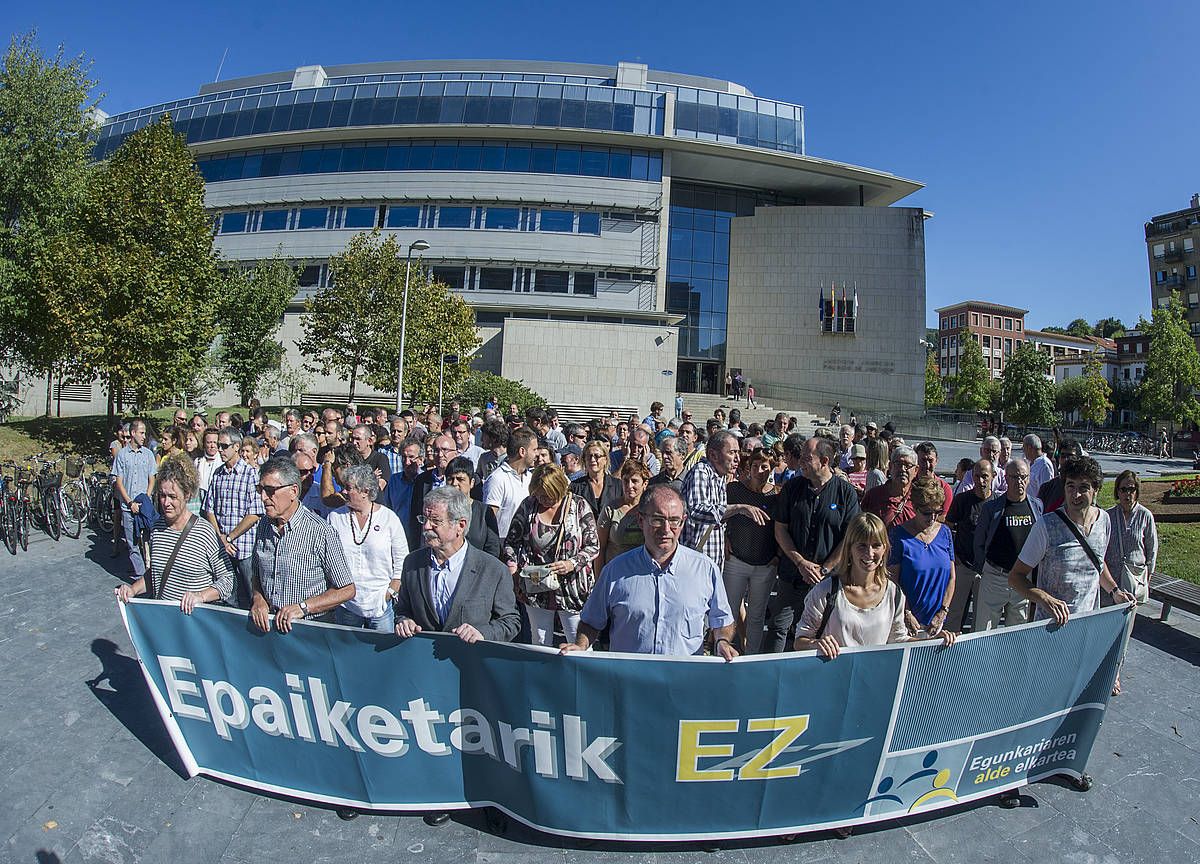 Auzi ekonomikoa ere amaitu dadila eskatzeko eta auziperatuei babesa adierazteko elkarretaratzea Donostiako epaitegi aurrean. JON URBE / FOKU