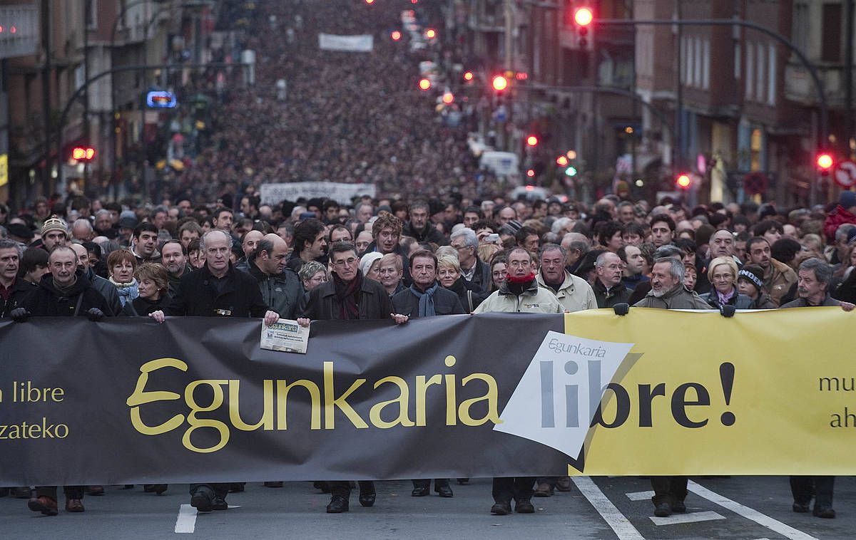 'Egunkaria libre!' lelopean milaka lagunek manifestazioa egin zuten Bilbon. ANDONI CANELLADA / FOKU