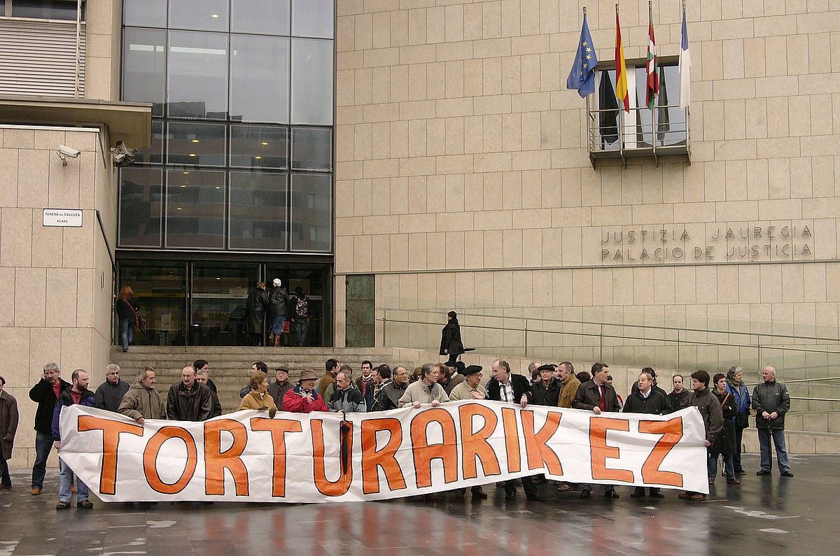 Euskaldunon Egunkariako auzipetuek jasandako torturak salatzeko kontzentrazioa. GARI GARAIALDE
