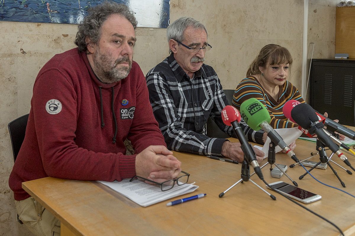 SOS Iruña-Veleia plataformak azken autoaren balorazioa egin zuen atzo. Irudian, Koenraad Van den Driessche, Juan Martin Elexpuru eta Idoia Filloy. JUANAN RUIZ / ARP.