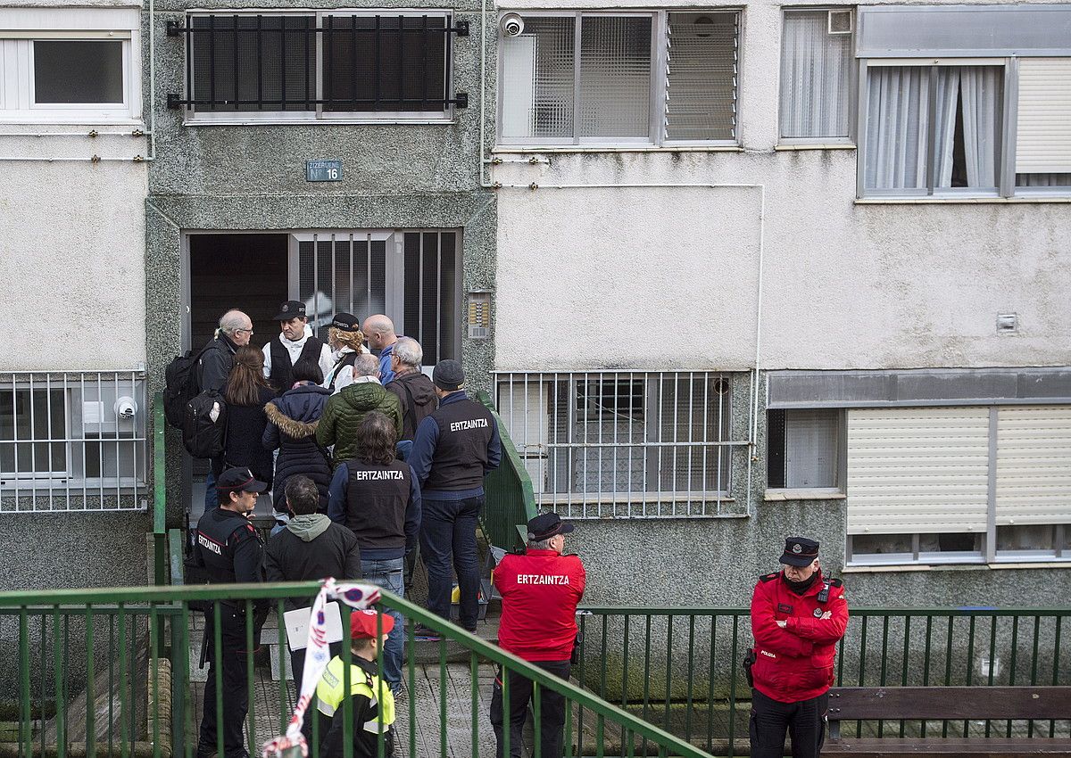 Ertzainak, atzo, senar-emazteen etxearen atarian. Barruan aurkitu zituzten biak hilda, kolpeak zituztela. MARISOL RAMIREZ / ARGAZKI PRESS. Ertzainak, atzo, senar-emazteen etxearen atarian. Barruan aurkitu zituzten biak hilda, kolpeak zituztela. MARISOL RAMIREZ / ARGAZKI PRESS.