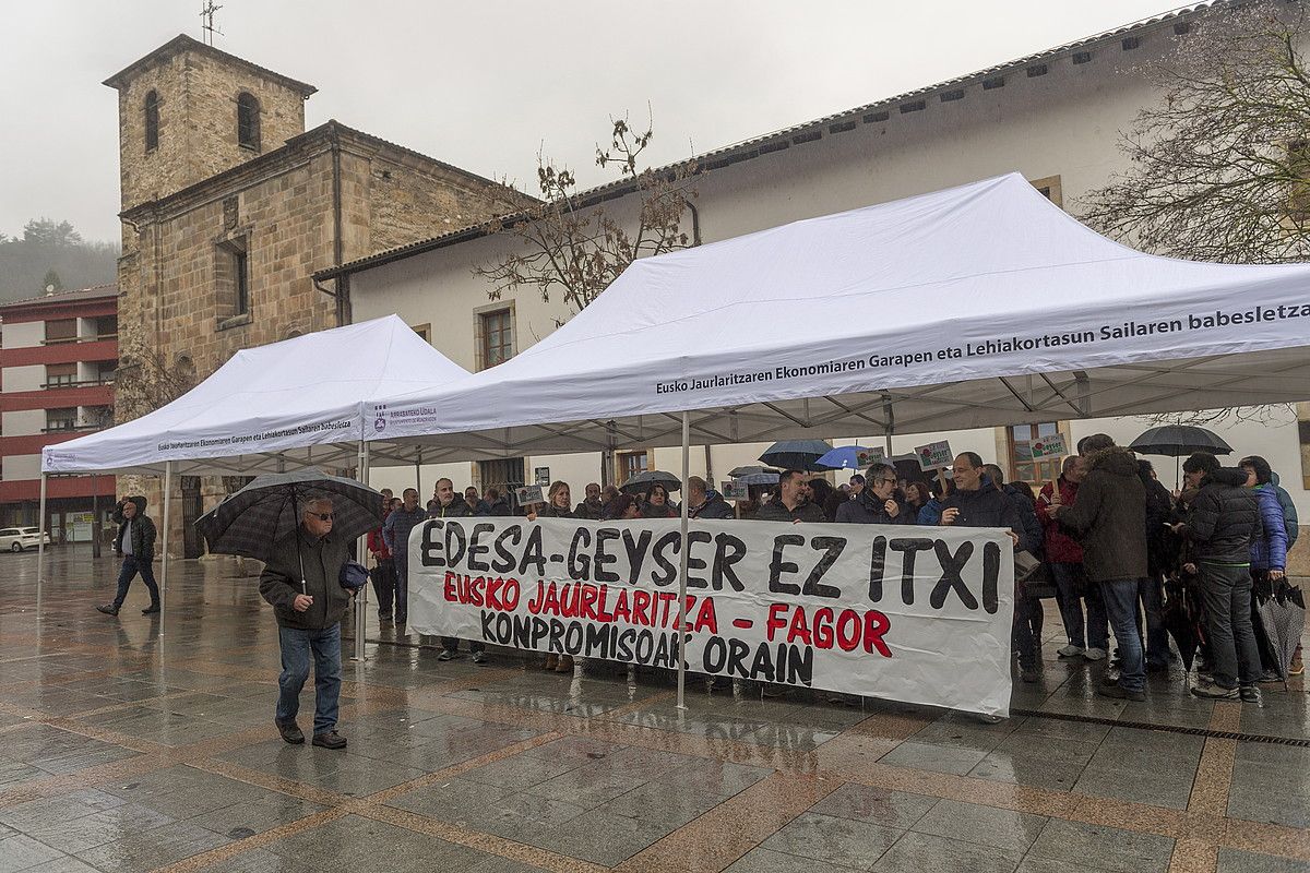 Edesa Industrialeko langileak, atzo, Arrasaten, agerraldia egin eta gero. JUANAN RUIZ / ARGAZKI PRESS.