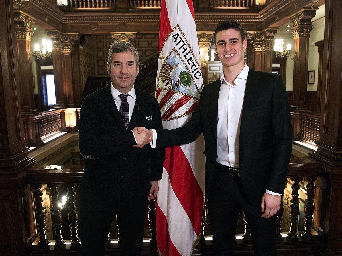 Josu Urrutia Athleticeko presidentea eta Kepa Arrizabalaga, atzo, IbaiganekoJauregian. ATHLETIC.